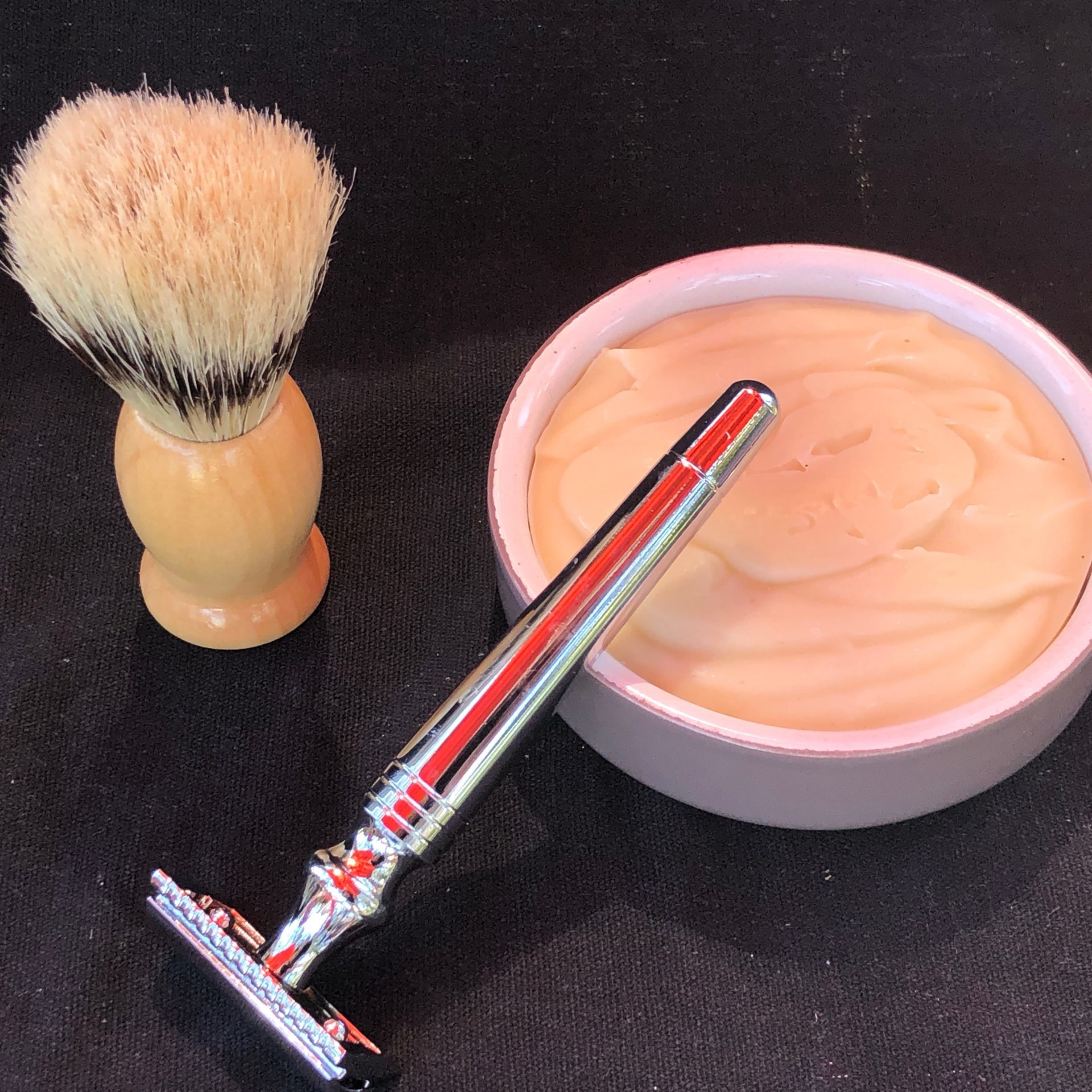 Idée cadeau pour homme : le savon à barbe, le blaireau, le rasoir et son support